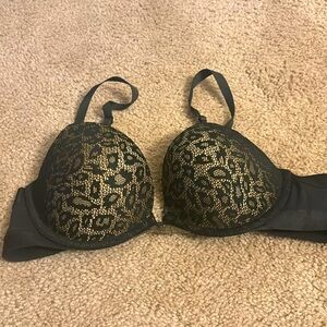 Victoria Secret 34C push up bra. Adjustable straps and clasps